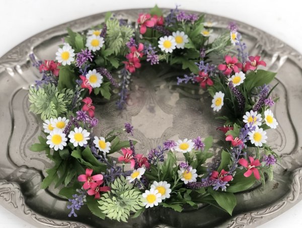Vacker sommar krans med bla lavendel, prästkragar och gröna blad. I fyllig rund modell, att hänga på ytterdörren på vitrinskåpet