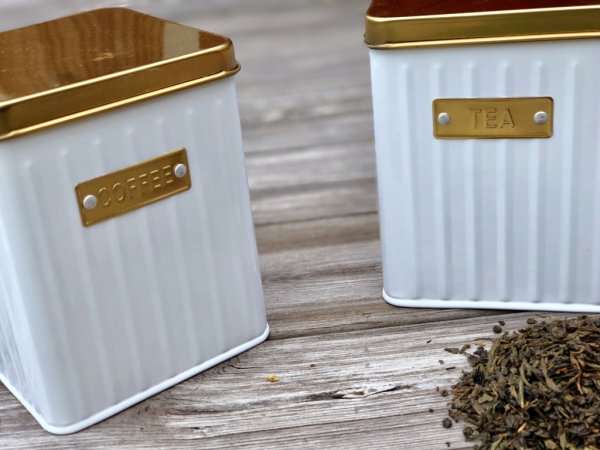 Vacker och elegant kaffe samt Te burk i vit emalj. Med guld färgat metall lock och text bricka framtill. Säljes för sig -Kaffe -
