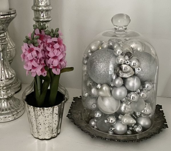 Rosa hyacint i kruka. Modell om tre utslagna blommor i olika höjder med gröna blad. Verklighetstrogen konst blomma i vacker väla