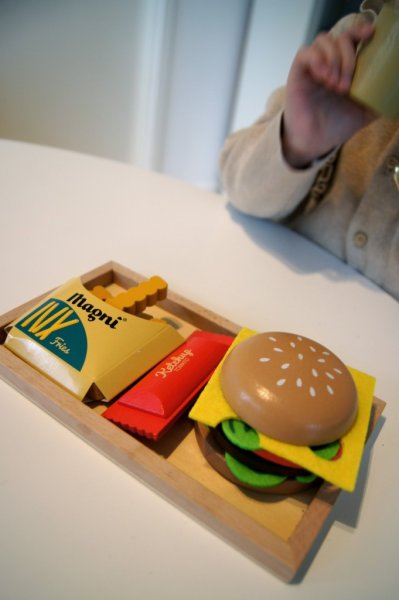 Hamburgare bricka med hamburgare, strips, ketchup och milkshake. Lekfullt pedagogiskt och lärande leksak i trä. Hamburgaren har