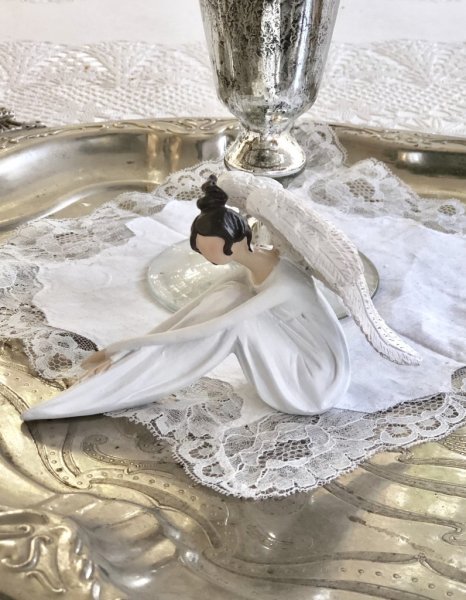 Silje vit sittande ängel i mindre modell. Med stora fina kurviga vingar på ryggen. Detalj full och välarbetad i unik annorlunda