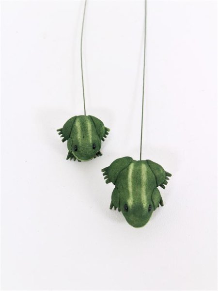 Söt grön groda på stick. Finns i två storlekar -Större -Mindre Sticket är formbart så man både kan sticka ner i tex en blomma me