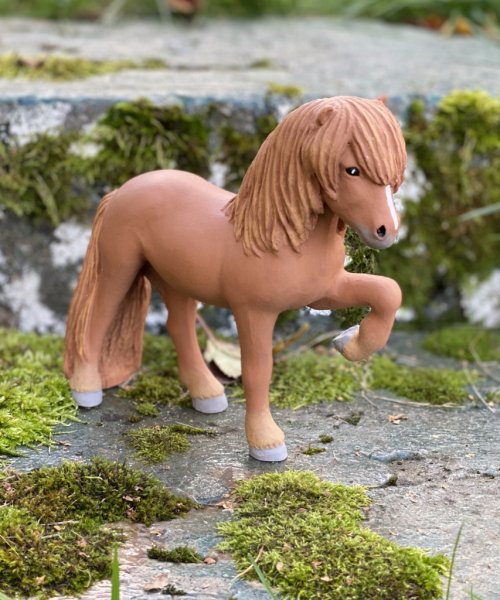 Hästen Vildur en lekfull brun söt skönhet med brun man, att dekorera med. Designad av Erkers Marie Persson Leksand. Unik i sin s