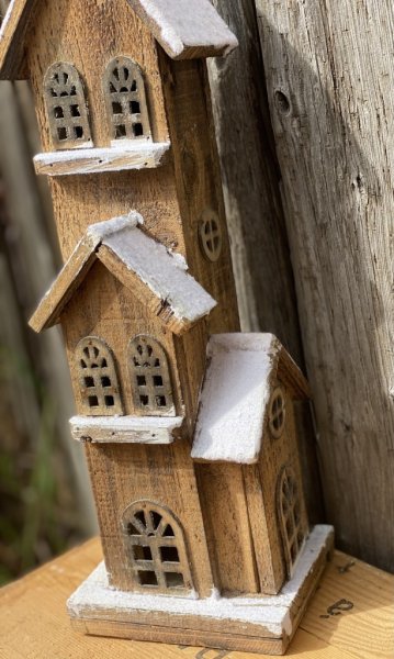 Jul kyrka / hus Natur med belysning vinter vacker med puder snö