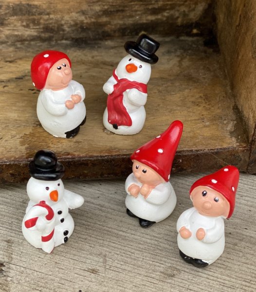Små mini Snögubbar och vinter nissar med prickiga luvor . Att dekorera och pynta med tillsammans eller var för sig. Finns i fem