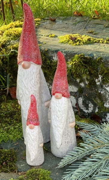 Söt glitter tomte med långt skägg röd hög luva och gråa kläder. Finns i tre olika storlekar -Högre -Mellan -Lägre Detalj fulla o