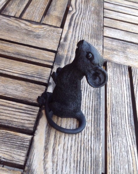 Söt svart mus att dekorera med. Detaljrik och välarbetad i gullig modell. mäter ca cm