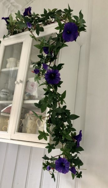 Vacker lång girlang med Blomma för dagen. Verklighetstrogen konstgjord girlang att dekorera med. Lätt formad då det är ståltråd