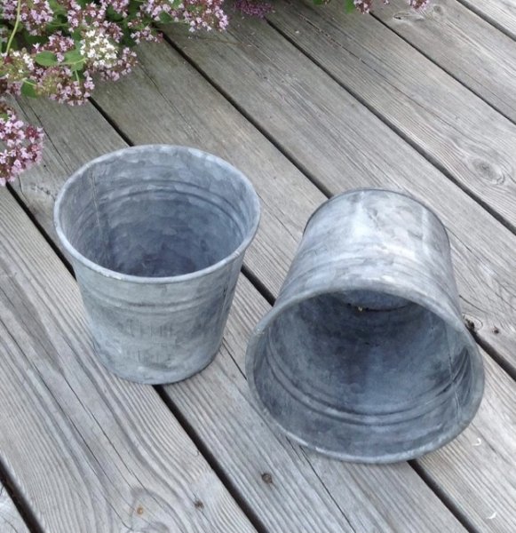 Zink kruka i klassisk rund modell med diskret mönster. Finns i två storlekar -Större -Mindre För blommor, förvaring eller dekora