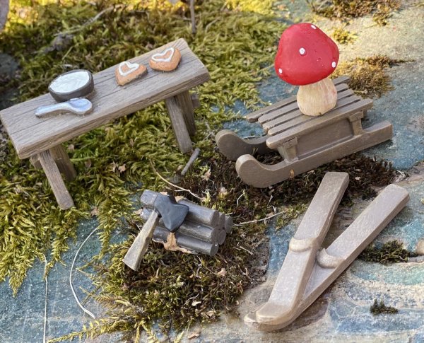 Nisse inredning, tillbehör till jullandskap, julbyar mm. Finn i flera olika modeller. -Bord med gröt & pepparkakor -Vedtrave me