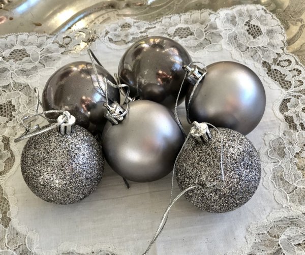 Vackra julgranskulor i pack om 6st i silver . Stilfulla och eleganta i mindre modell. Ligger i pack om sex stycken kulor två sty