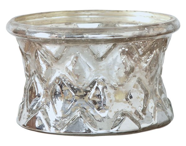 Glasskål eller ljuslykta om man så vill i fattigmanssilver. Med vackert mönster runt om och i annorlunda form/modell bred upptil
