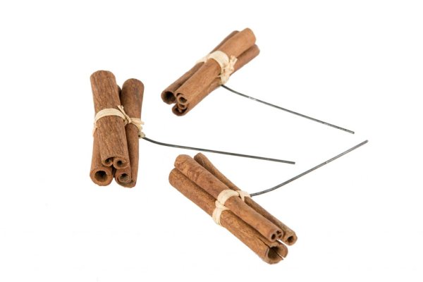 Kanel på stick att pynta, pyssla och dekorera med. En samman sittande kanel bunt på metall stick/pinne/tråd att sätta i tex en k