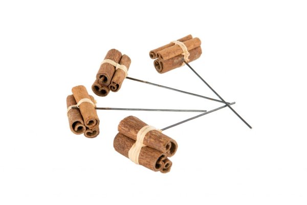 Kanel på stick att pynta, pyssla och dekorera med. En samman sittande kanel bunt på metall stick/pinne/tråd att sätta i tex en k