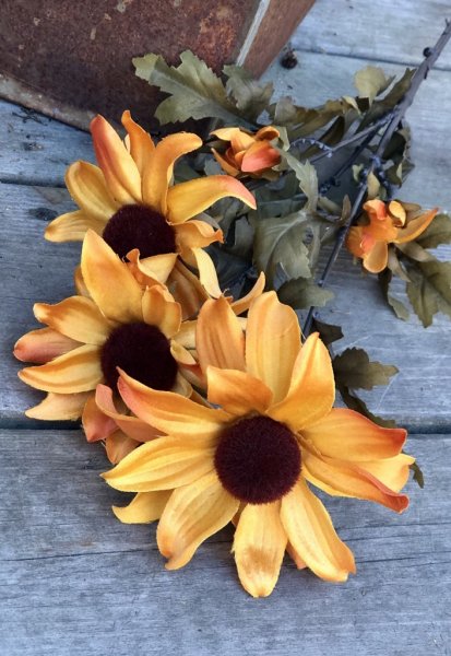 Höst Rudbeckia i en vacker gul nyans. Välarbetad och verklighetstrogen konstblomma med flera blommor och längre stjälk. Lika fin