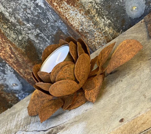 Vacker handgjord rost brun smides ros för värmeljus. En vacker ljuslykta som är lika fin enbart som dekoration. Men många detalj