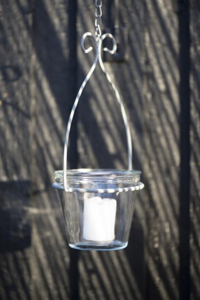 Hållare i zink att hänga. För tex blommor eller ljusglas . Passande inomhus som utomhus. Säljes enbart hållare utan krukor eller