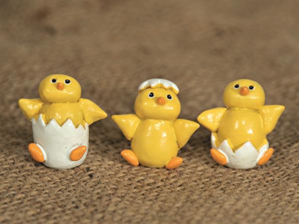 Kyckling puff gul i vitt äggskal. Mindre söt modell att dekorera med. Finns i tre modeller. -Sitter i skalet -Skal på huvudet -S