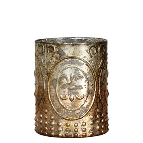 Vackert ljusglas i fattigmanssilver med en matt antik guld nyans på utsidan. Modellen är större och dekorerat med Fransk lilj