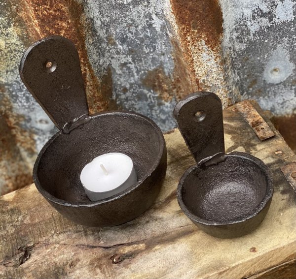 Ljuslykta / förvaring i järn. Skål modell som både kan användas stående som att sättas upp på väggen. Finns i två storlekar -Stö