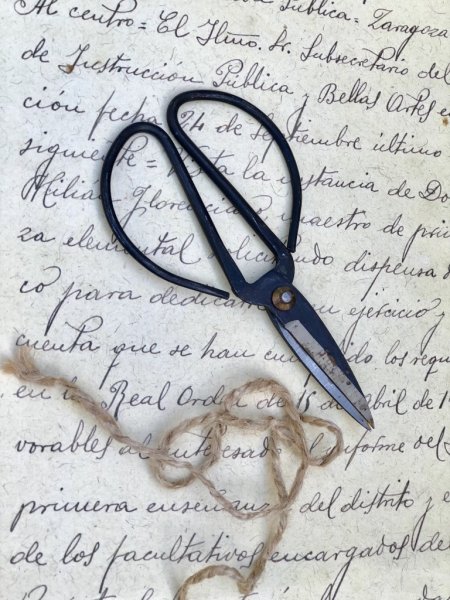 Gammeldags designad sax i järn. Vackert och praktiskt som fyller sin funktion och gör nytta inomhus som utomhus. Går i en grå/s