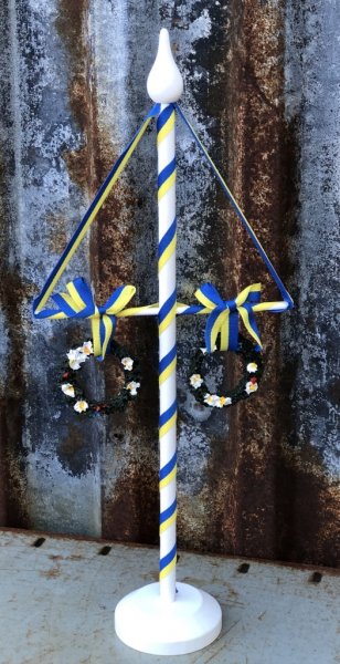 Klassisk Midsommar stång i trä. Vit målad med blommor och virad med blått och gult band. Att dekorera med Höjd: ca 37cm