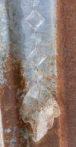 Klar diamant dekoration/ hänge att dekorera med. Silverfärgat band upptill och fler prismor i olika storlekar. Längd: 21cm ut