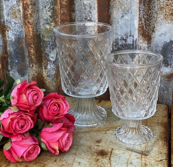 Vacker vas / kruka på fot i glas, med fint mönster runt om. Finna i två storlekar. -Högre -Lägre För förvaring och dekoration ti