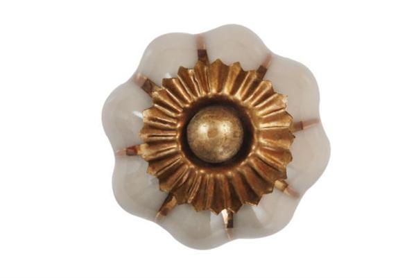 Mindre knopp i veckad modell med guld ärgade detaljer på Cream vit bas. Gammeldags inspirerad i mild framtoning.