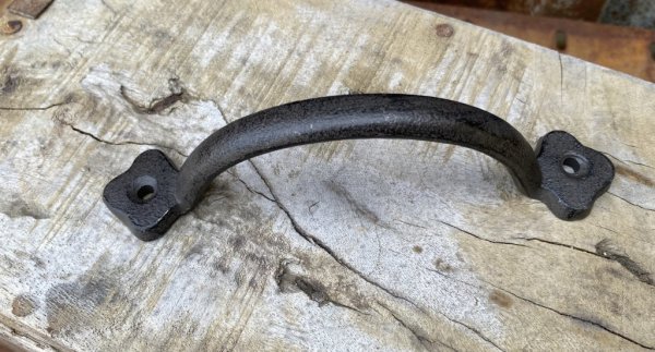 Större / längre handtag i järn. Med bra grepp för hela handen. Går i en ruffig brun nyans. Modell som kan användas både med Ståe