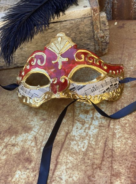 Maskerad mask i vacker gammeldags elegant modell med noter och guld. Finns i två modeller -Svart -Röd Med band att knyta fast ru
