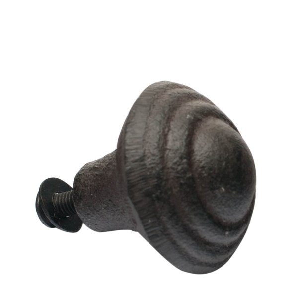 Vacker och ruffig knopp i järn. Går i en brun svart ruffig nyans med diskret mönster. Rundad i modellen. Längd: Bredd: 4cm Säl