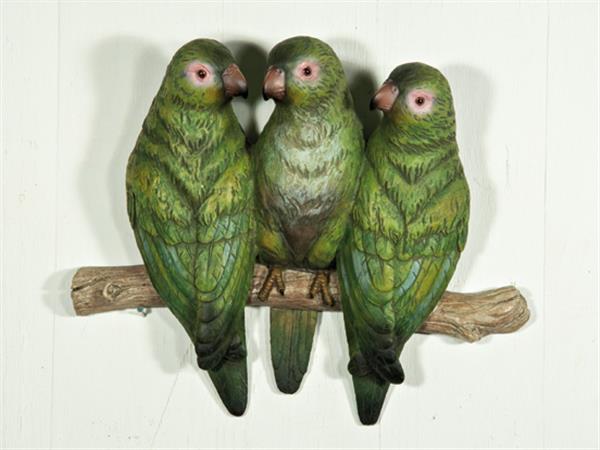 Vackra gröna papegojor på rad. Vacker välarbetad väggdekoration. Att sätta på väggen och dekorera med som en tavla.  Mäter 25*5*