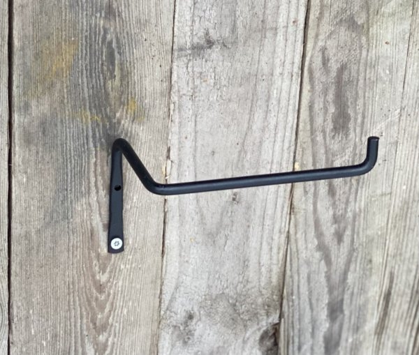 Enkel och praktisk hållare till toalettpapper i järn. Går i en svart ruffig nyans. Hållaren kan både användas med rullen liggand