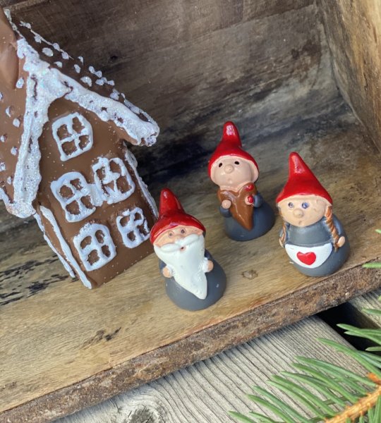 Små röda Mindre/mini figurer som hör julen till Tomtefar, Tomtemor och lilla Nisse. Att dekorera och pynta med tillsammans eller