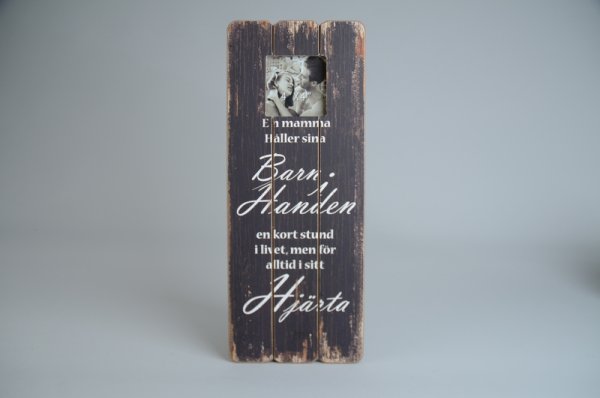 Stor foto ram / tavla vintage i trä, fabriks nött och sliten på ett drivveds inspirerat vis. Svart med vit text En mamma Håller