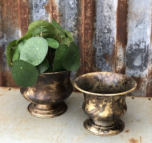 Vacker antik kruka/urna på fot i skål modell. Går i en ruffig nyans av antik guld. Finns i två storlekar. -Högre -Lägre Tillverk