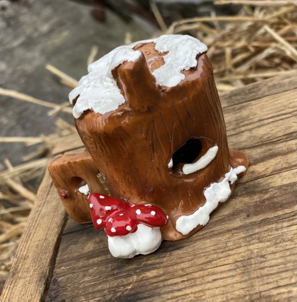 Stubb stuga / skogs stuga i jul skrud. Ett sött litet hus föreställande en stubbe. Med öppningsbar dörr så man kan titta in på j