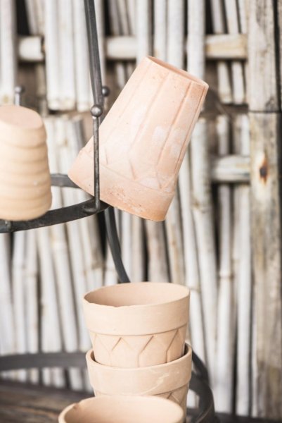 Lerkrukor med vackert mönster. I mindre modell som gör sig lika bra till levande och konstgjorda blommor, som till förvaring och