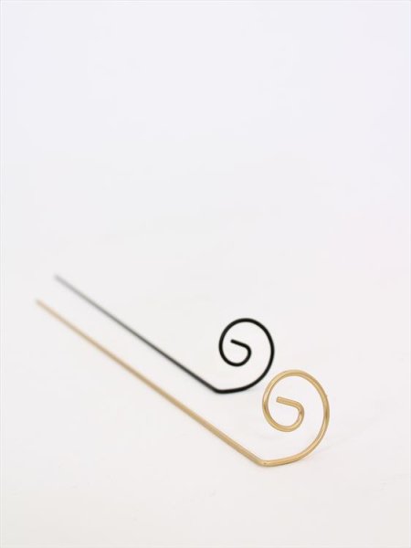 Blomsterstöd / växtstöd till blommor och väster. Finns i två modeller -Svart -Guld Passande både inomhus som utomhus. Mäter 4,5