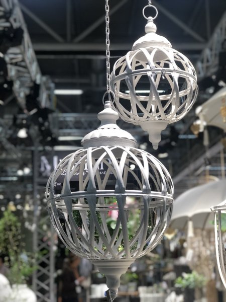 Torun hängande vit lykta med cylinderglas i klart glas. Finns i två storlekar -Större -Mindre Hänger i kedja med krok upptill. P