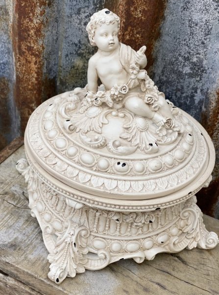 Vacker och elegant barock inspirerad skål med lock. Vit i ruffig fabriks sliten stil med bla snirkliga detaljer och rosor. För f