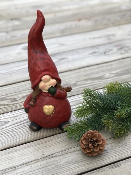 Tomte flicka med röd hög luva och hjärta i famnen. Detaljfull och välarbetad söt lite större modell. Mäter Höjd: 26cm Bred: 11