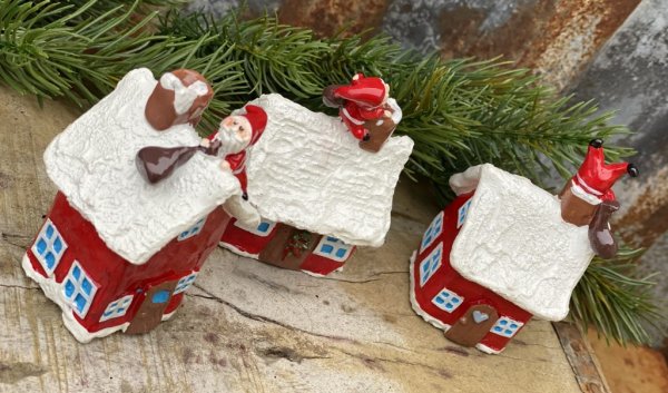 Vinter stuga / hus med jultomte på taket. Finns i tre modeller -Tomte i skorsten -Tomte står vid skorsten -Tomte klättrar på tak