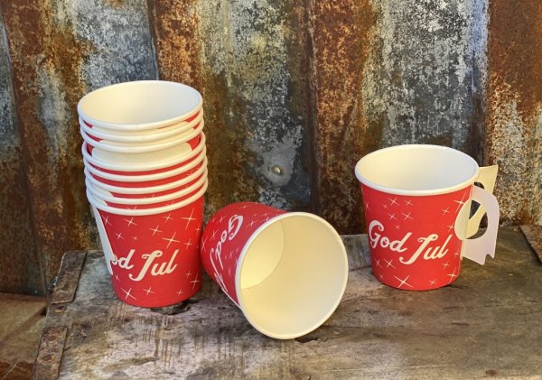 Engångsmuggar / glöggmuggar med handtag och text God Jul. Vit insida och röd dekor. Säljes i pack om 25st muggar Rymmer 12cl