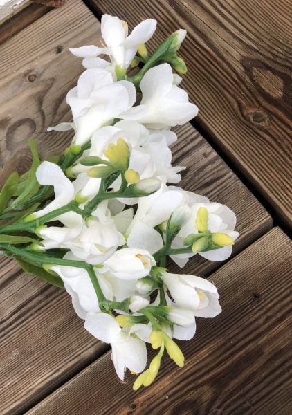 Vacker vit Freesia i konstgjord välarbetad modell. Fin blomma som passar sig leka bra att ha ensam i en vas som tillsammans med