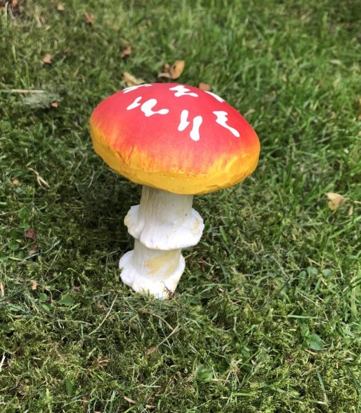 Flugsvamp med konstgjord att dekorera, pynta och pyssla med . Välarbetade och verklighetstrogna. Med en metall stick under ifall