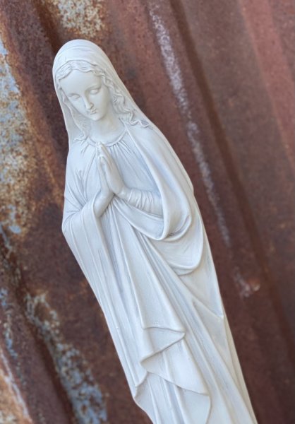 Fantastisk vacker i gammeldags Fransk design. Maria statyett/ figur/ helgon i stor modell. Detalj full och välarbetad. Ingår i