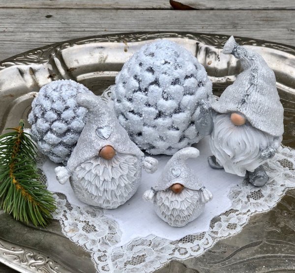 Vit vinter kotte att dekorera med . Detalj full och välarbetad i en matt vit nyans dekorerad med ett lätt glittrigt is/frost täc