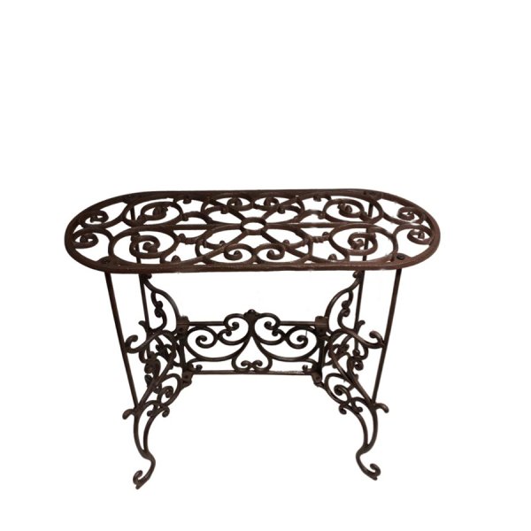 Vackert snirkligt dekorerad oval pedistal / sidebord i järn. Går i en antik stil och design och en nyans av ruffigt brunt. För b